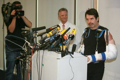 Patient Karl Merk (r.) wird im Klinikum rechts der Isar in München (Oberbayern) von einem Kameramann gefilmt. Neben ihm steht der ärztliche Direktor des Klinikums, Reiner Gradinger. (Foto: dpa)