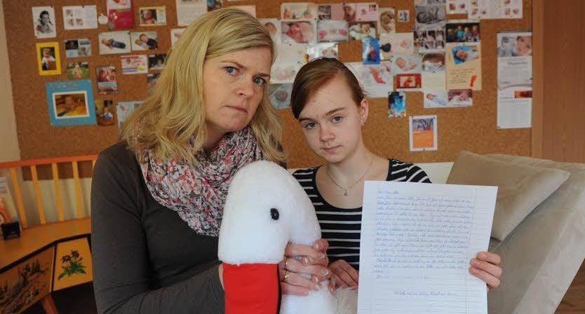 Hebamme Anja Rothe blickt in eine ungewisse Zukunft. Auch ihre Tochter Emma sorgt sich und schrieb einen Brief.