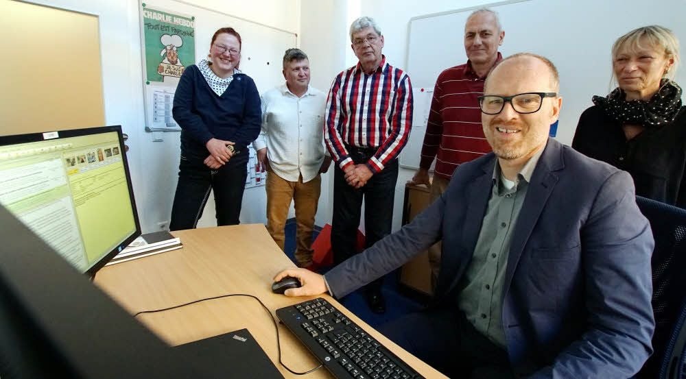 Die Bürgerreporter Kathrin Schweinitz, Peter Losch, Siegfried Behrens und Rolf Brehme (v. l.) schauten Regio-Desk-Chef Ingo Kugenbuch über die Schulter und kamen mit ihm und MZ-Redakteurin Petra Korn ins Gespräch.