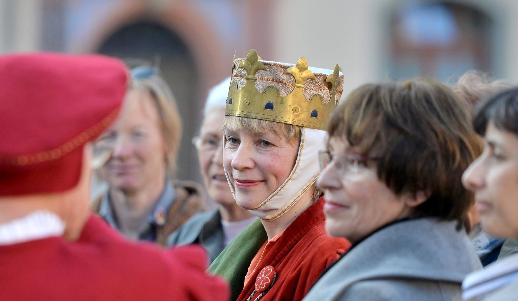 Stadtführerin Karin Baier (M.) steht im Kostüm der Markgräfin Uta zwischen Teilnehmerinnen des Uta-Treffens aus ganz Deutschland in Naumburg.