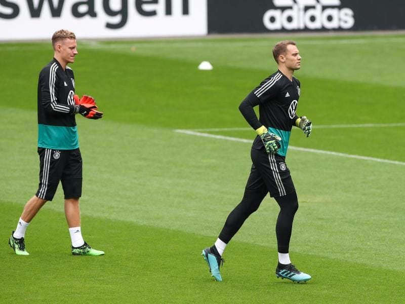 Marc-André ter Stegen (l) muss sich noch hinter Manuel Neuer anstellen. Foto: Christian Charisius