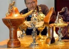 Restaurator Michael Wagner mit barocken Kunstwerken aus dem Grünen Gewölbe in Dresden. (Foto: dpa)