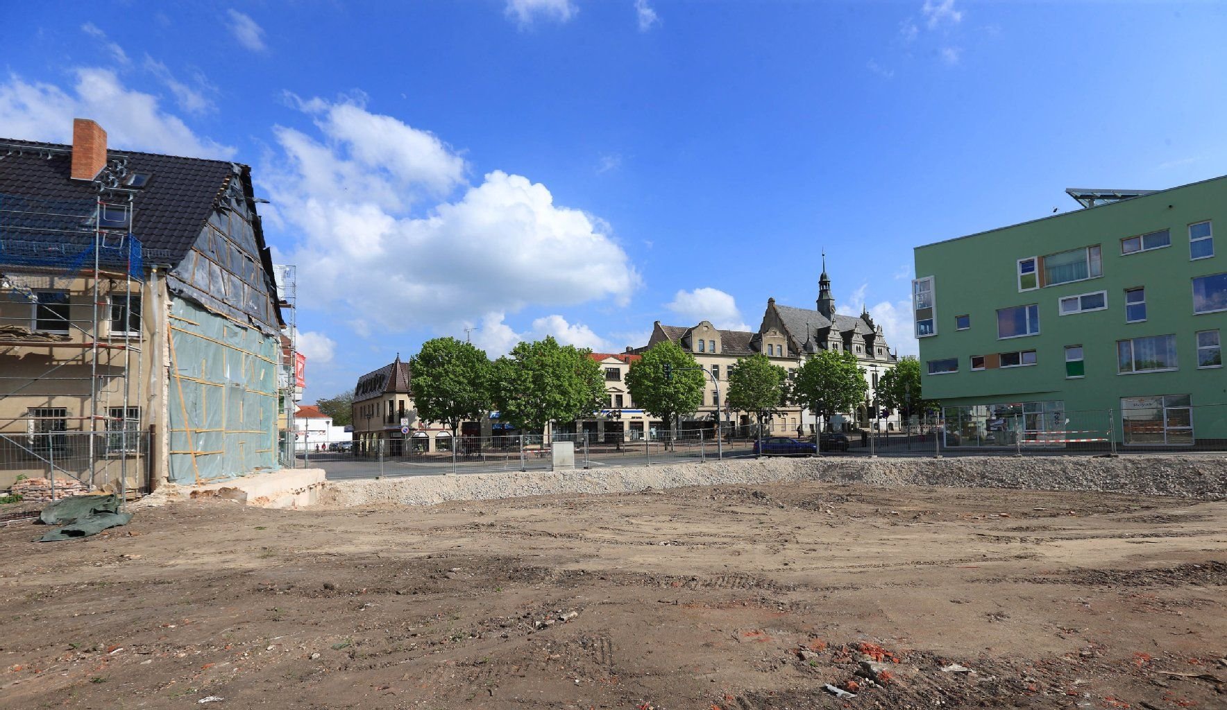 Baufreiheit am Markt in Schönebeck bereits, doch eine Neubebauung konnte dort noch nicht beginnen, weil finanzielle Fördermittel aus dem Programm "Stadtumbau Ost" noch nicht bewilligt worden sind.