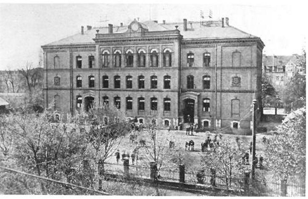 Im Keller der späteren Diesterwegschule war die erste Bücherei untergebracht.