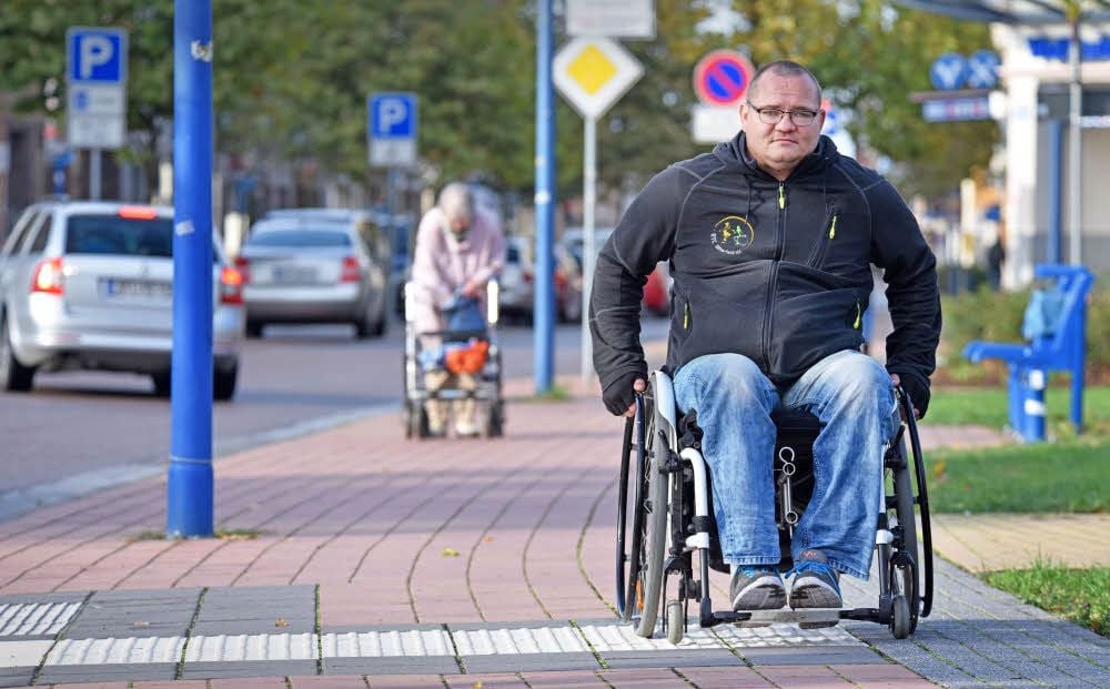 Marco Troitzsch ist mit dem Rollstuhl in Bitterfeld unterwegs. In seinem Alltag gibt es oft Hindernisse.
