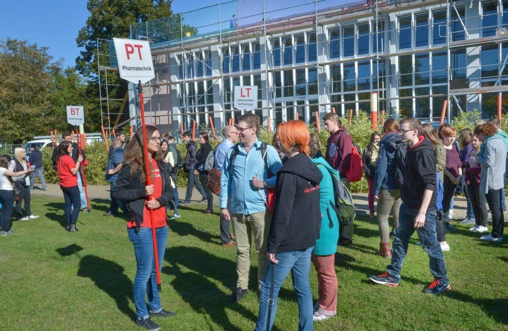BT, LT, PT - die Schilder dienten den neuen Studenten als Orientierung für ihre ausgewählte Fachrichtung.