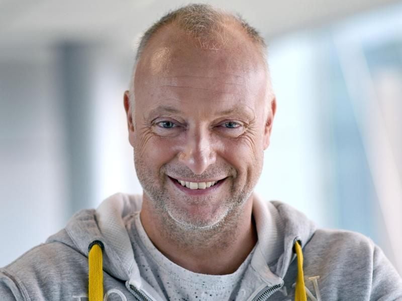 Der RTL-Moderator Frank Buschmann empfängt die prominenten „Ninja Warriors”. Foto: Henning Kaiser