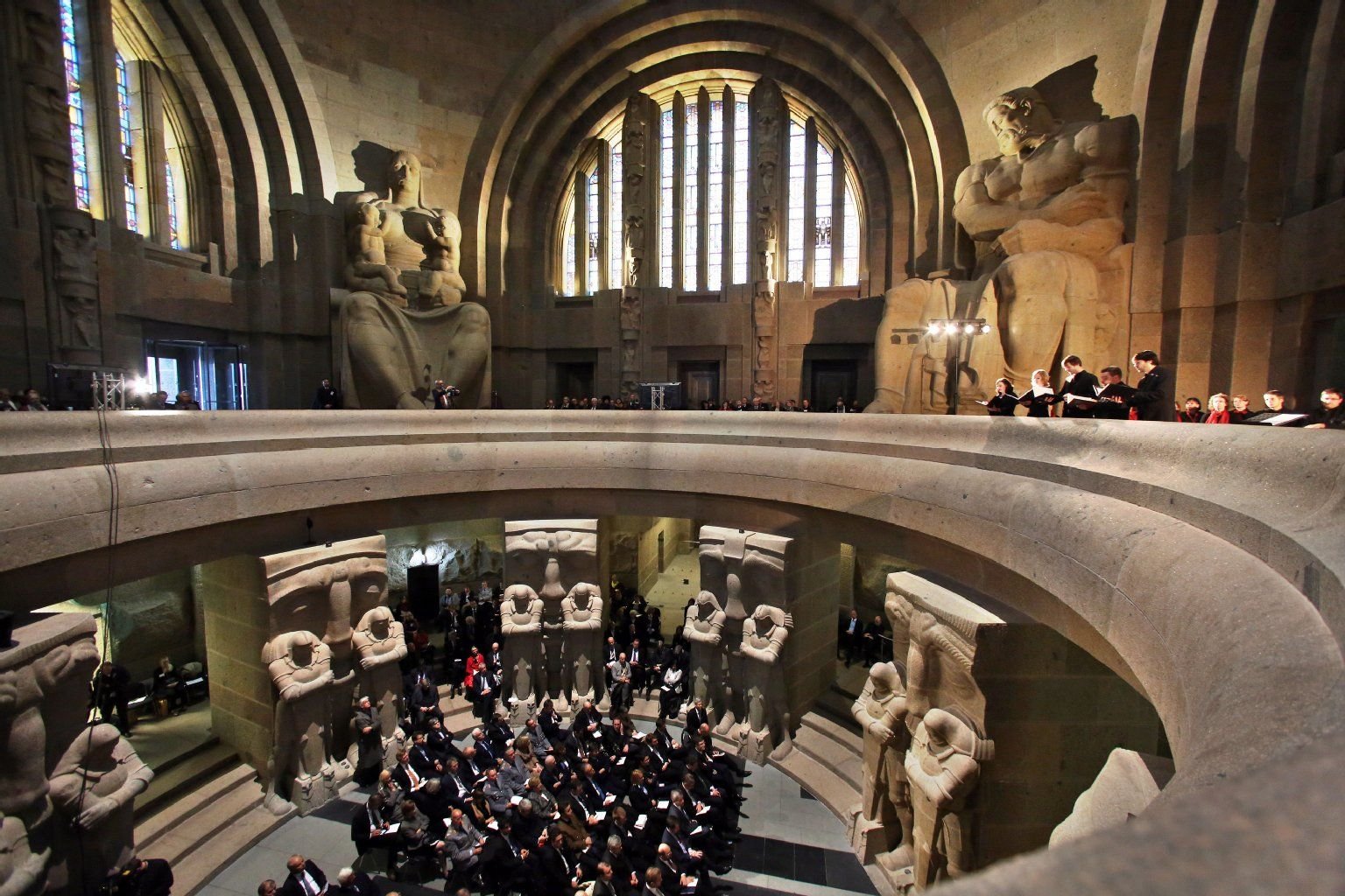 Ein Chor (r.) singt während des Festaktes zum 200. Jubiläum der Völkerschlacht und zum 100. Jubiläum des Völkerschlachtdenkmals in Leipzig.