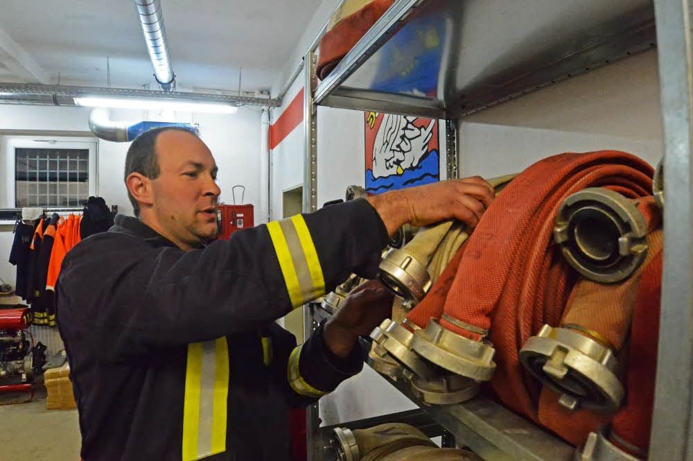 Markus Winter kümmert sich vor allem um die Geräte und die Technik im Nachterstedter Feuerwehrdepot.