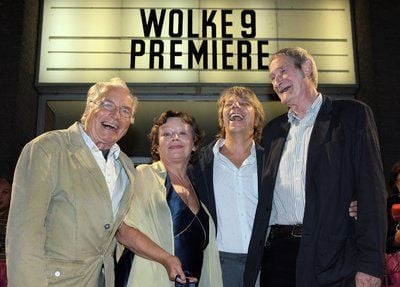 Die Schauspieler Horst Westphal (l-r), Ursula Werner, der Regisseur Andreas Dresen und der Schauspieler Horst Rehberg bei der Premiere des Films «Wolke 9» in Berlin. Der Streifen ist einer von fünf deutschen Spielfilmen, die ins Oscar-Rennen geschickt werden. (Foto: dpa)