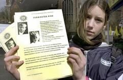 Die 13-jährige Schülerin Gina hat am Mittwoch (02.04.2003) in Eschweiler spontan Handzettel von der Polizei übernommen, auf denen Hilfe bei der Suche nach der vermissten Sonja und dem Mörder ihres Bruders Tom erbeten wird. Dazu werden 10000 Blätter mit Informationen und Fragen verteilt. (Foto: dpa)
