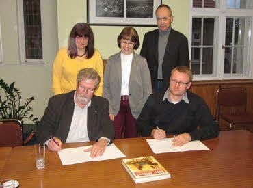 Im Besein von Kathrin Kepke, Claudia Mendel und Theodor Hering (hinten, v.l.) unterzeichnen Helmut Hartmann (l.) und Michael Knoppik den Nutzungsvertrag.