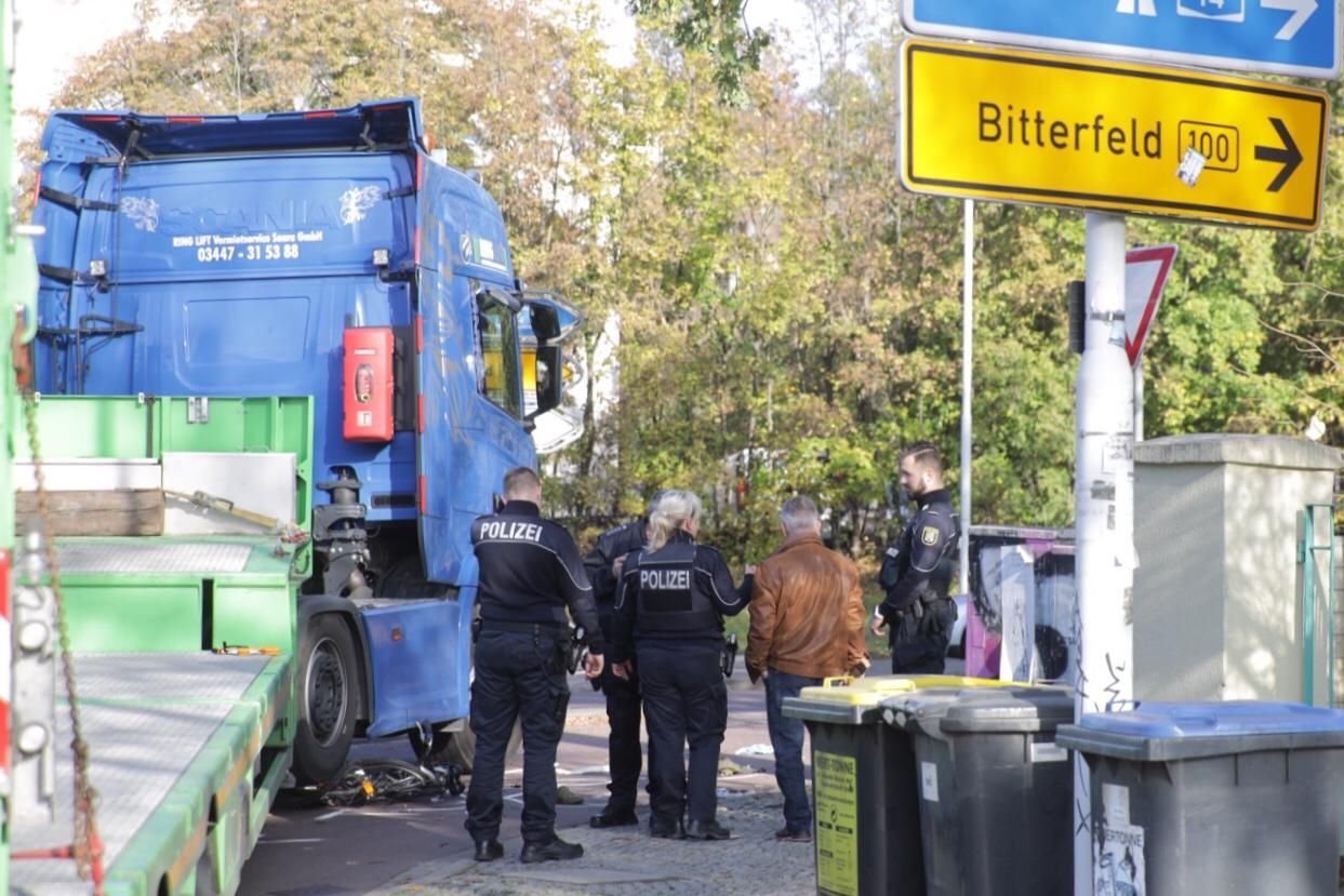 Eine Radfahrerin ist von einem abbiegenden Lastwagen erfasst und getötet worden.