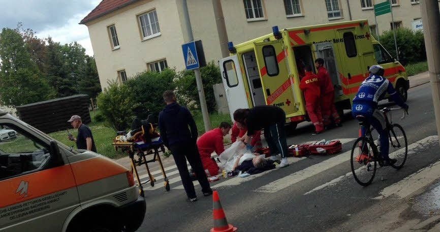 Während die gestürzte Rentnerin medizinisch versorgt wurde, rollte das Rennen an der Unfallstelle weiter.