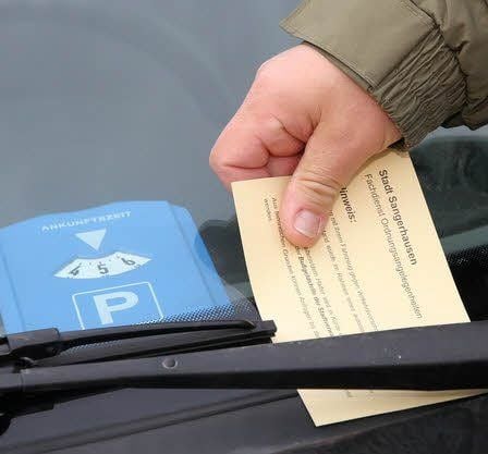 In gewisser Weise profitiert die Stadt von den Stellplätzen auf dem Markt, da sie bei Kontrollgängen immer Parksünder ausmacht und zur Kasse bittet.