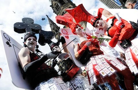 Kreuz, Pik, Herz und Caro - welche Spiele diese vier Herren spielen wollen, ist nicht bekannt, sie sind aber gut ausgestattet. (FOTO: DPA)