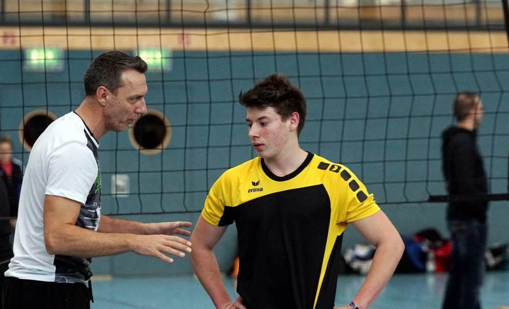 Ein Tip vom gestandenen Oberliga-Akteur aus Ballenstedt: Sven Eichmeyer gibt Hederslebens Nachwuchsspieler Cedric Heimann einen Hinweis.