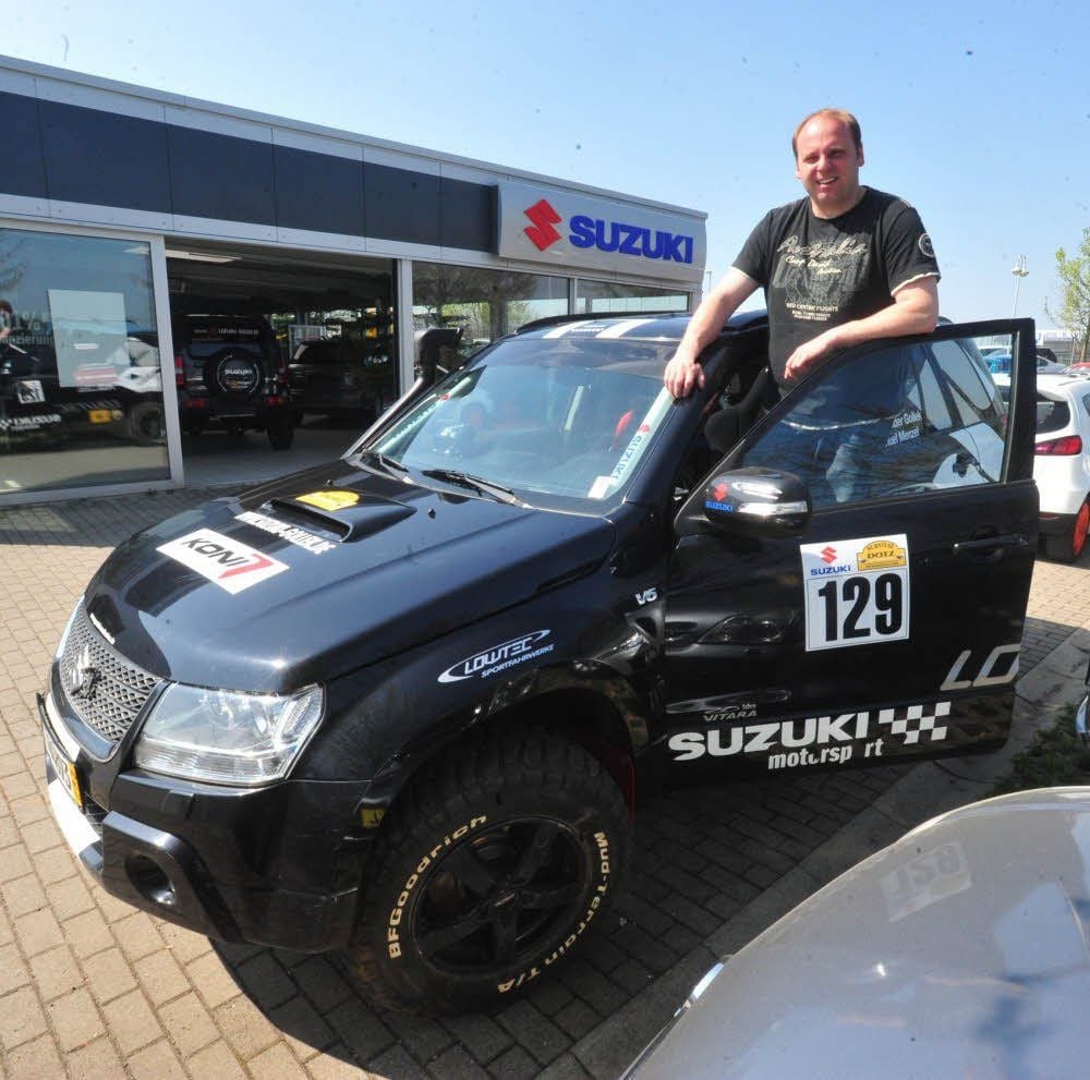 Fit gemacht fürs Gelände: Mit dem Suzuki Grand Vitara 3.2 R will Alexander Gollek mit seinem Team ab Donnerstag bei der Baja300 Mitteldeutschland im Tagebau Profen bestehen.