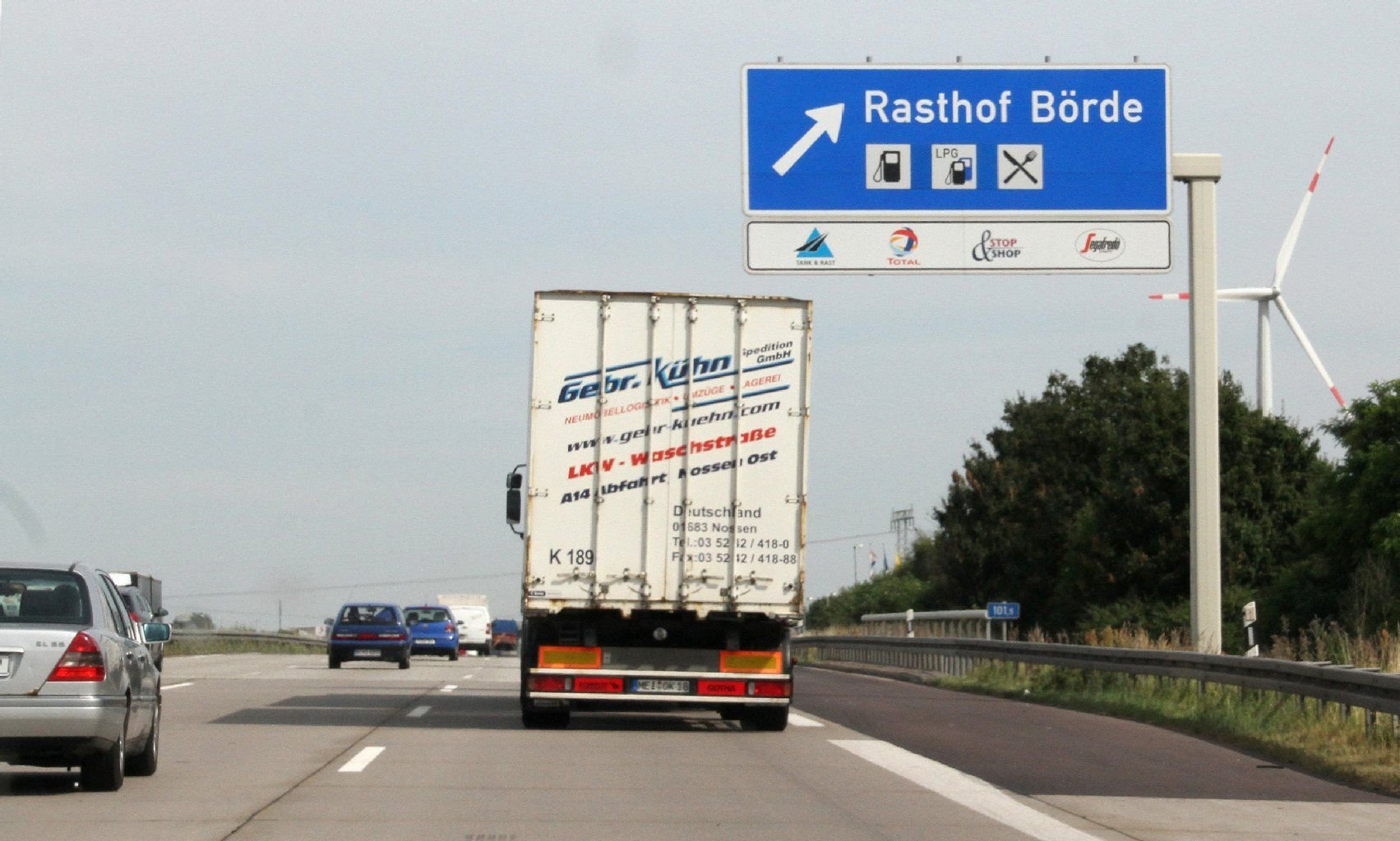 Die Abfahrt zum Rasthof Börde auf der A2