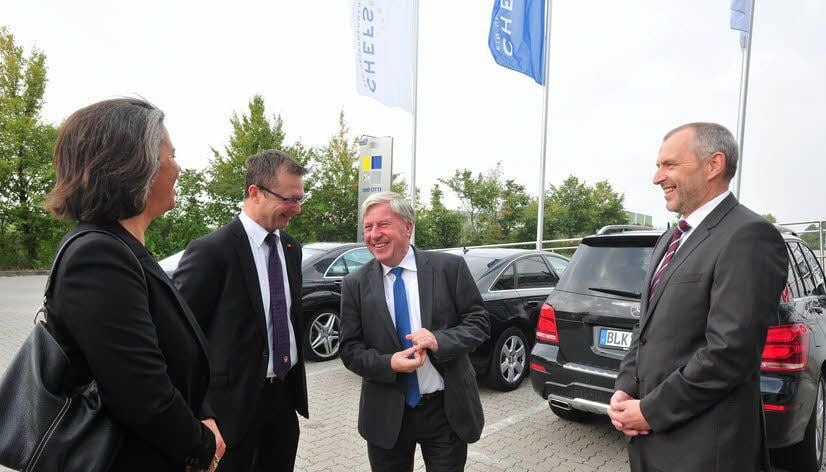 Flaggenwechsel von Jomo-Citti in Chefs Culinar. Von links Wirtschaftstaatsekretärin Tamara Zieschang, Bundestagsabgeordneter Dieter Stier (beide CDU), der Geschäftsführende Gesellschafter Gerhard Lütje und der Zorbauer Niederlassungsleiter Dirk Jerxsen