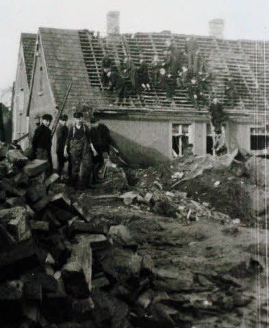 Das zerstörte Haus im Februar 1945 in der Hauptstraße