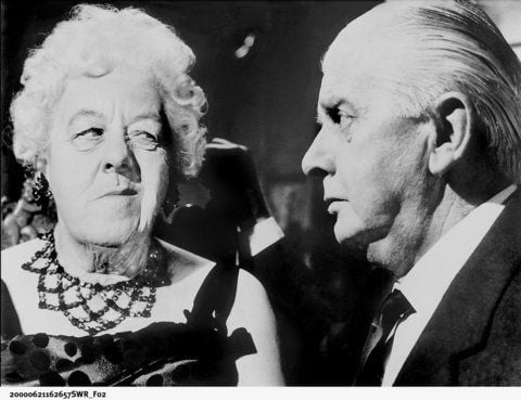 Miss Marple (Margaret Rutherford) stellt in «Der Wachsblumenstrauß» dem Mörder eine Falle. Den Fall, den ein französisches Gericht zu verhandeln hat, hätte sich die die britische Krimiautorin Agatha Christie nicht besser ausdenken können. (FOTO: NDR)