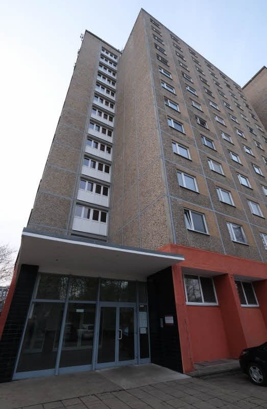 Das Studentenwohnheim in der Richard-Paulick-Straße 13 des Studentenwerks Halle hat insgesamt 13 Stockwerke, 270 Studierende wohnen dort. Ihre Mietverträge laufen am 30. September aus.