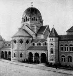 Der Kuppelbau mit goldenem Davidstern (links) brannte am 9. November 1938 als eine der ersten Synagogen Deutschlands ab. Die Kurt-Weill-Gesellschaft brachte Planungen für einen Neubau auf den Weg, denn jüdisches Leben soll in Dessau eine Zukunft haben.