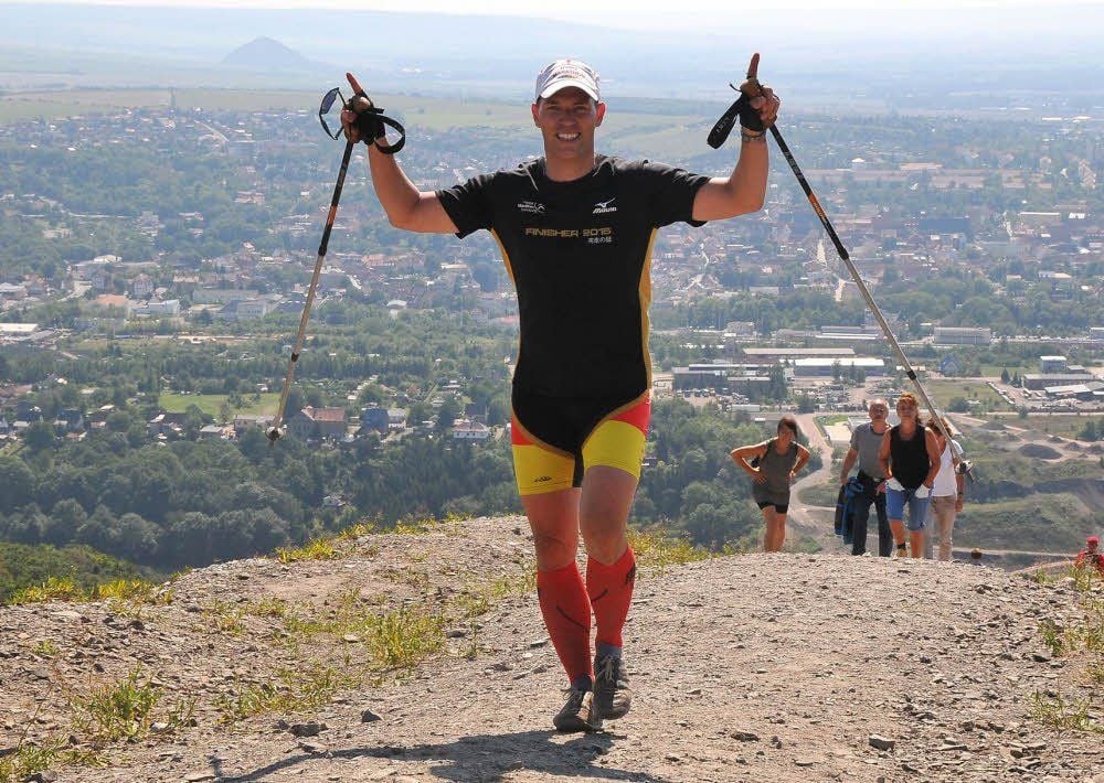 Axel Richter in Siegerpose. Er ist neuer Rekordhalter. 30 Mal bewältigte er den Aufstieg zur Hohen Linde in Sangerhausen.