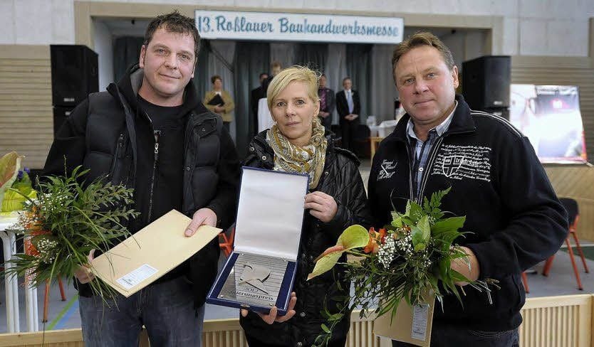 Ines Lindau (Mitte) mit der Plakette für den Sanierungspreis. Anerkennungen erhielten Matthias Leier (l.) und Olaf Fenske (stellvertretend).