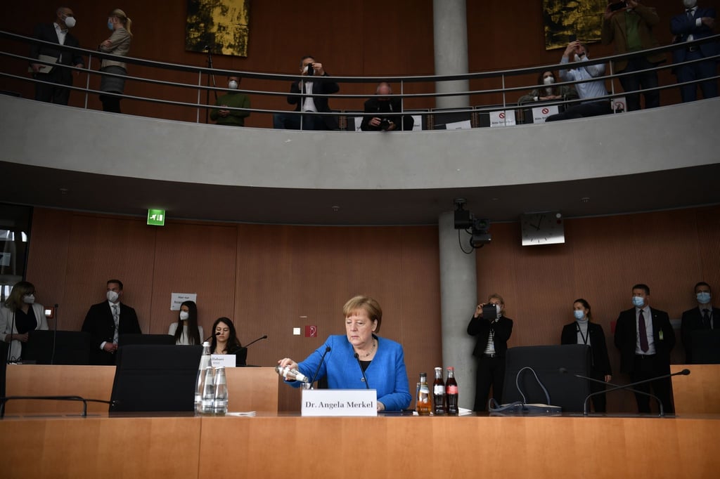 Bundeskanzlerin Angela Merkel (CDU) sitzt vor dem Wirecard-Untersuchungsausschuss.