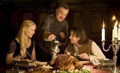 Im Kinofilm «Der Sternwanderer» sitzen Yvaine (Claire Danes, l) und Tristan (Charlie Cox, r) gemeinsam am Tisch, während Captain Shakespeare (Robert de Niro, M) ihre Trinkbecher neu auffüllt. (Foto: dpa)