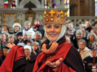 Als Uta von Naumburg begrüßt Jaqueline Girbig insgesamt 95 Utas aus dem In- und Ausland im Naumburger Dom. (FOTO: DPA)