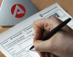 Ein Mann füllt in Berlin in der Agentur für Arbeit einen Antrag auf Arbeitslosengeld aus. (Foto: dpa)