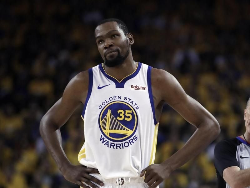 Kevin Durant (l) von den Golden State Warriors hat sich eine Verletzung an der rechten Wade zugezogen und fällt aus. Foto: Ben Margot/AP