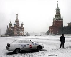 Auf dem leicht verschneiten Roten Platz in Moskau steht ein Polizist neben seinem Streifenwagen. Im Winter liegen die Temperaturen in der 10,4 Millionen-Einwohner-Stadt meist zwischen -12 bis -15 Grad Celsius. (Foto: dpa)