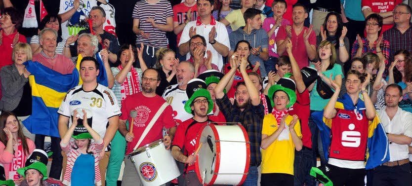 Die Weißenfelser Fans feiern ihr Team auch nach der Niederlage.
