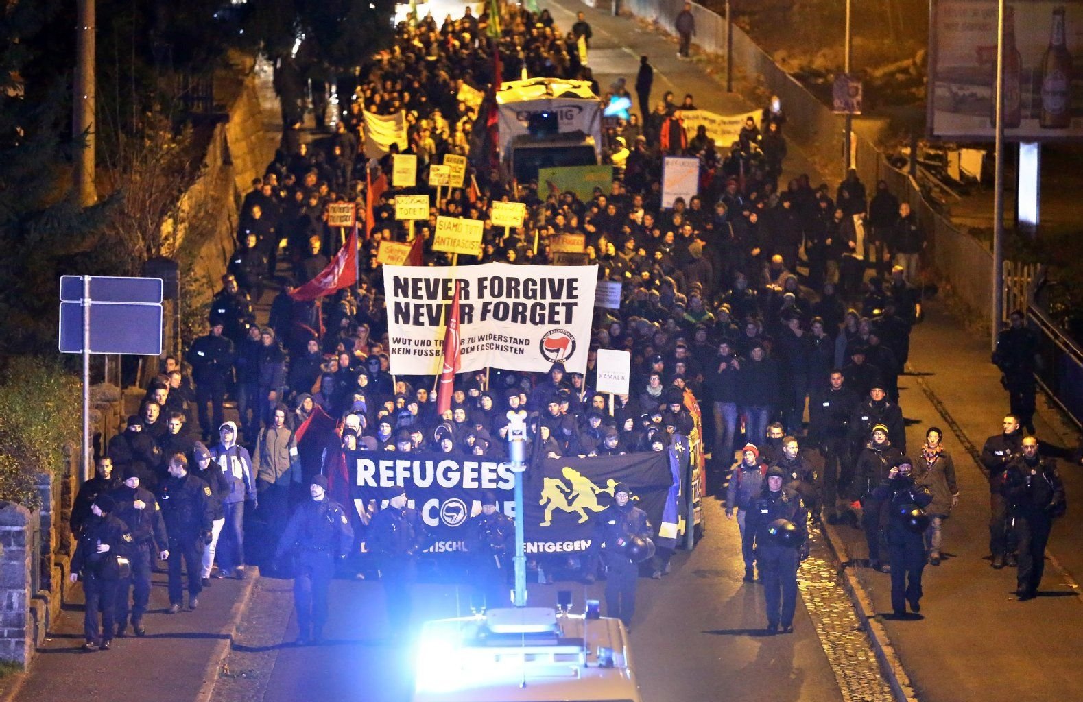 Linke Gegendemonstranten protestieren in Schneeberg im Erzgebirge (Sachsen) gegen eine NPD-Veranstaltung gegen ein Heim für Asylbewerber.