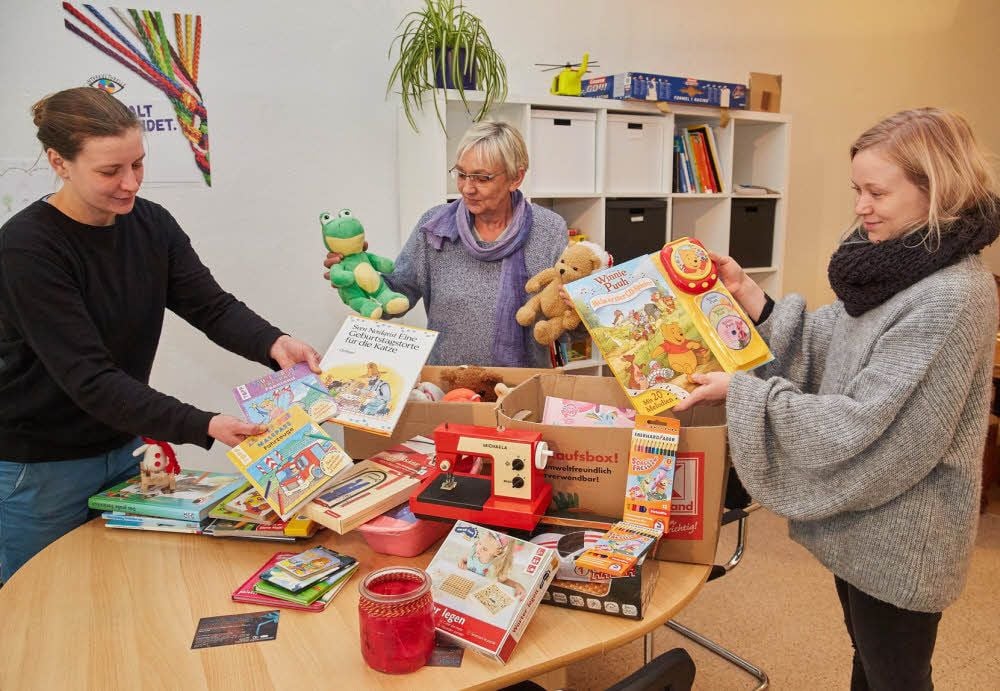 Claudia Kästner, Doris Maedge und Susan Milatz (von links)haben schon erste Geschenke sortiert. Doch es werden noch mehr gesucht.