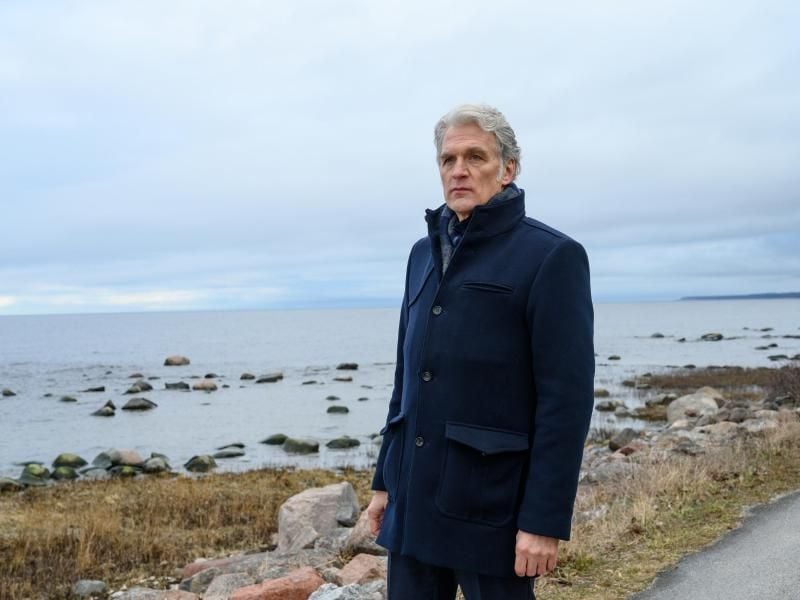 Kommissar Robert Anders (Walter Sittler) in einer Szene des TV-Krimis „Der Kommissar und das Meer - Aus glücklichen Tagen”. Foto: Marion von der Mehden/ZDF/dpa