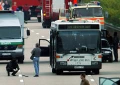 Polizeikräfte sichern am Freitag (25.04.2003) nach der unblutigen Beendigung der Geiselnahme auf der Autobahn 7 zwischen Hannover und Hildesheim bei Klein Förste den Tatort. Der Geiselnehmer hatte am Morgen den Bus mit 15 Geiseln in Bremen entführt. (Foto: dpa)