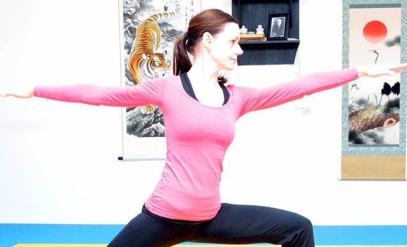 Kursleiterin Marion Richter macht es vor. Bei der „Heldenstellung“ müssen im Yoga alle Muskelgruppen angespannt werden.