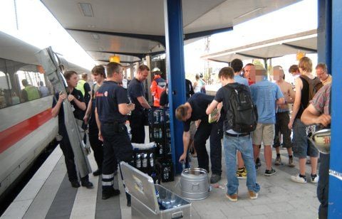 Rettungskräfte versorgen Schüler am 10.07.2010 am Bahnhof in Bielefeld mit Getränken. (FOTO: DPA)