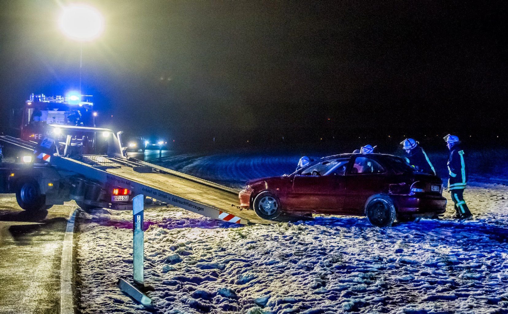 Die Feuerwehr barg den Pkw des alkoholisierten Fahrers.