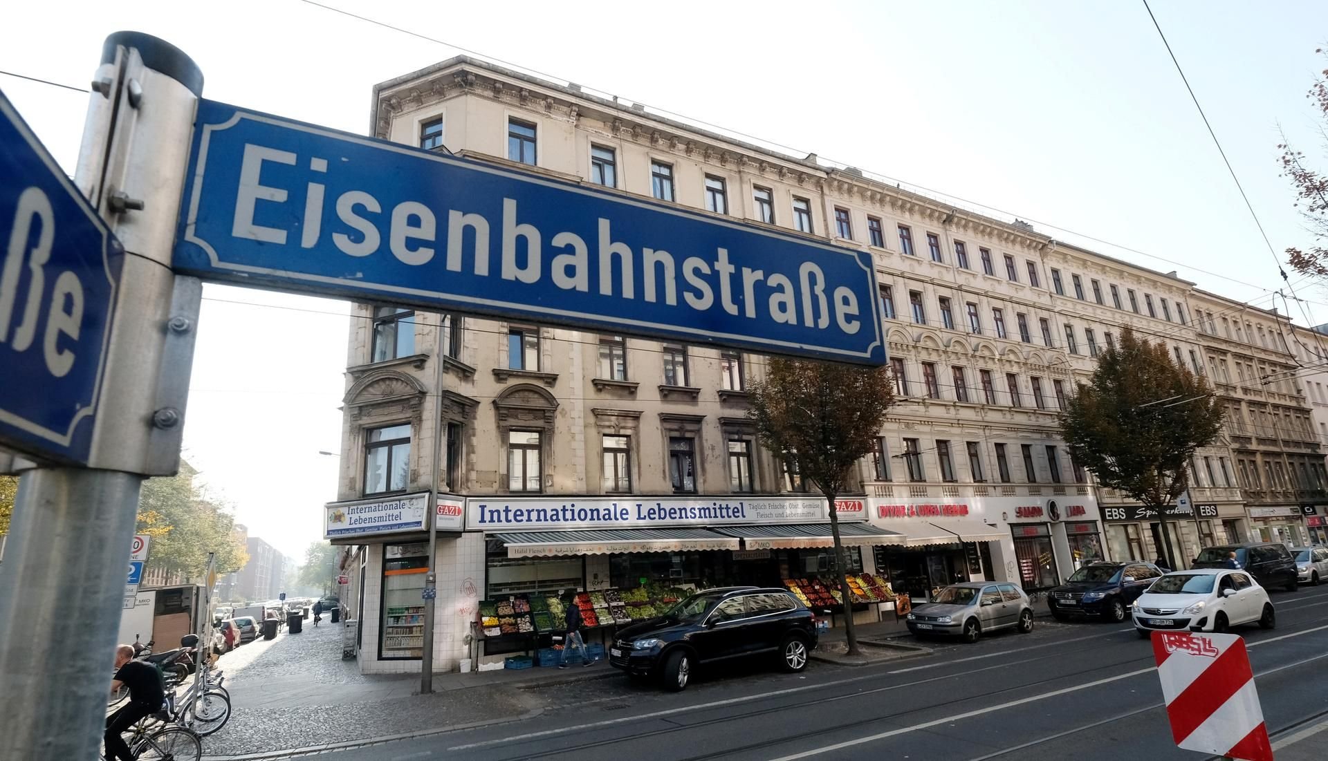 Straßenschild in der Leipziger Eisenbahnstraße, zur ersten Waffenverbotszone Sachsen erklärt wurde.
