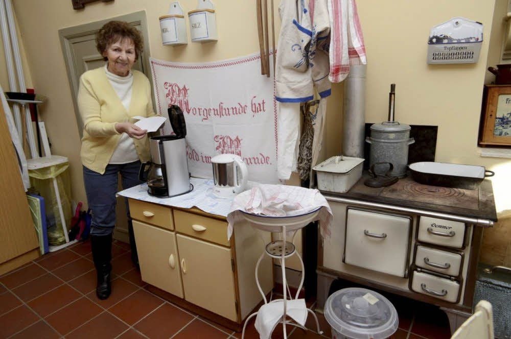 Die kleine Küche in der Heimatstube Droyßig besitzt nicht nur Museumscharakter, sondern Helga Keller schenkt hier auch gern mal einen Kaffee aus.
