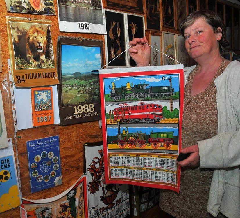 Kerstin Weitz führt seit fünf Jahren das Kleine DDR-Museum in Bennungen. Ihr fehlen noch einige Kalender aus der DDR-Zeit.