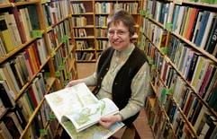 Heidi Dehne, Gründerin des ersten Buchdorfes in Deutschland, sitzt in Mühlbeck-Friedersdorf in ihrem Antiquariat «Bücher con sum». (Foto: ddp)