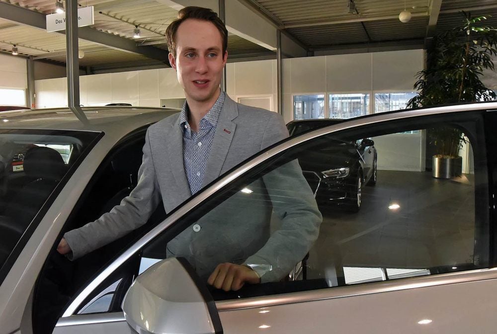 Franz Träger im Autohaus seines Vaters.