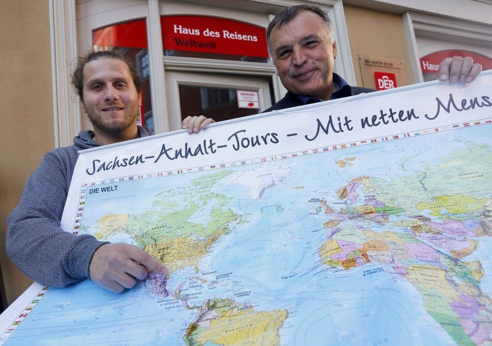 Salvator Hauschke (links) zeigt sein Reiseziel Kuba. Frank Koppa unterstützt ihn.